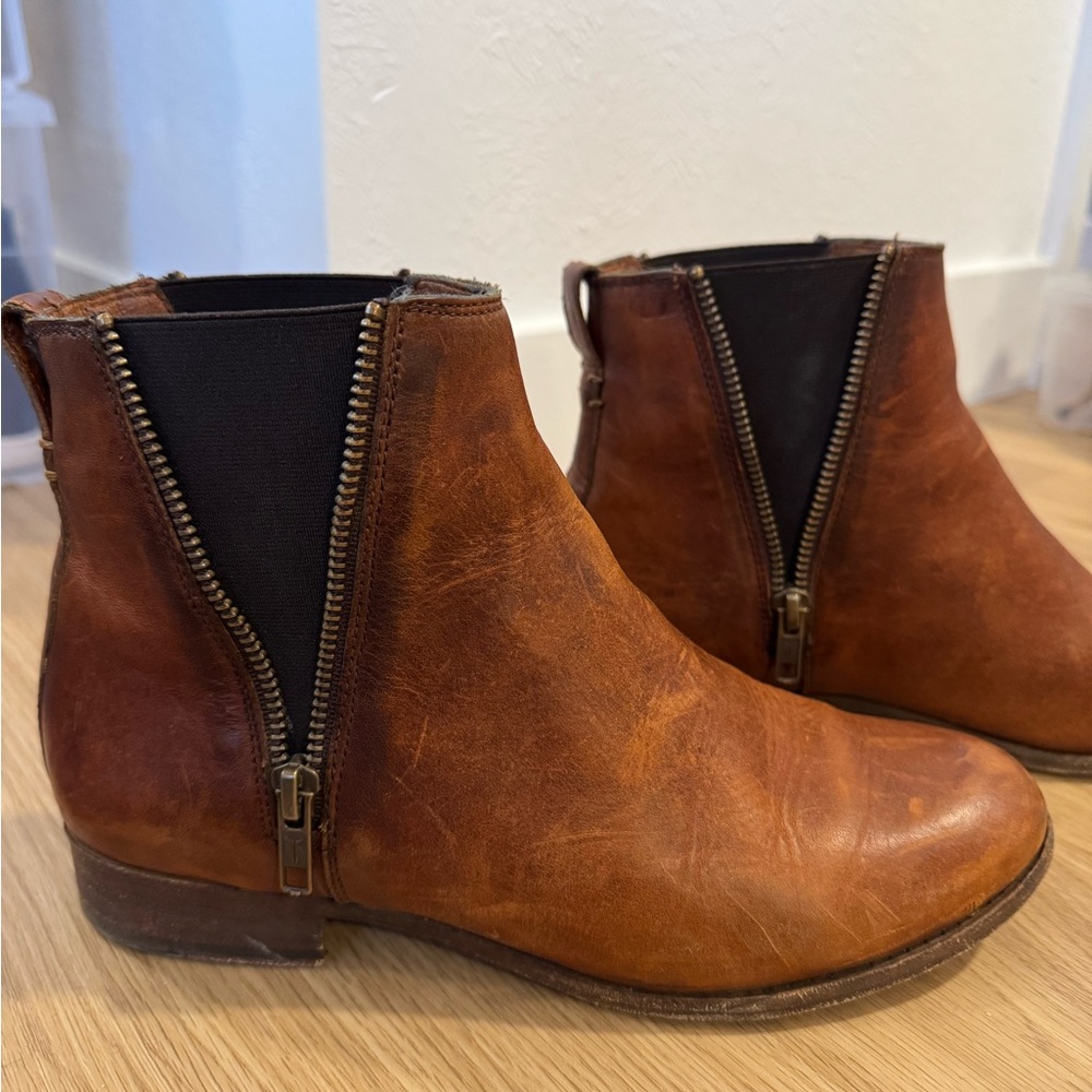 FRYE Brown Chelsea Boots with Leather Material and Elastic Panels - Picture 2 of 3